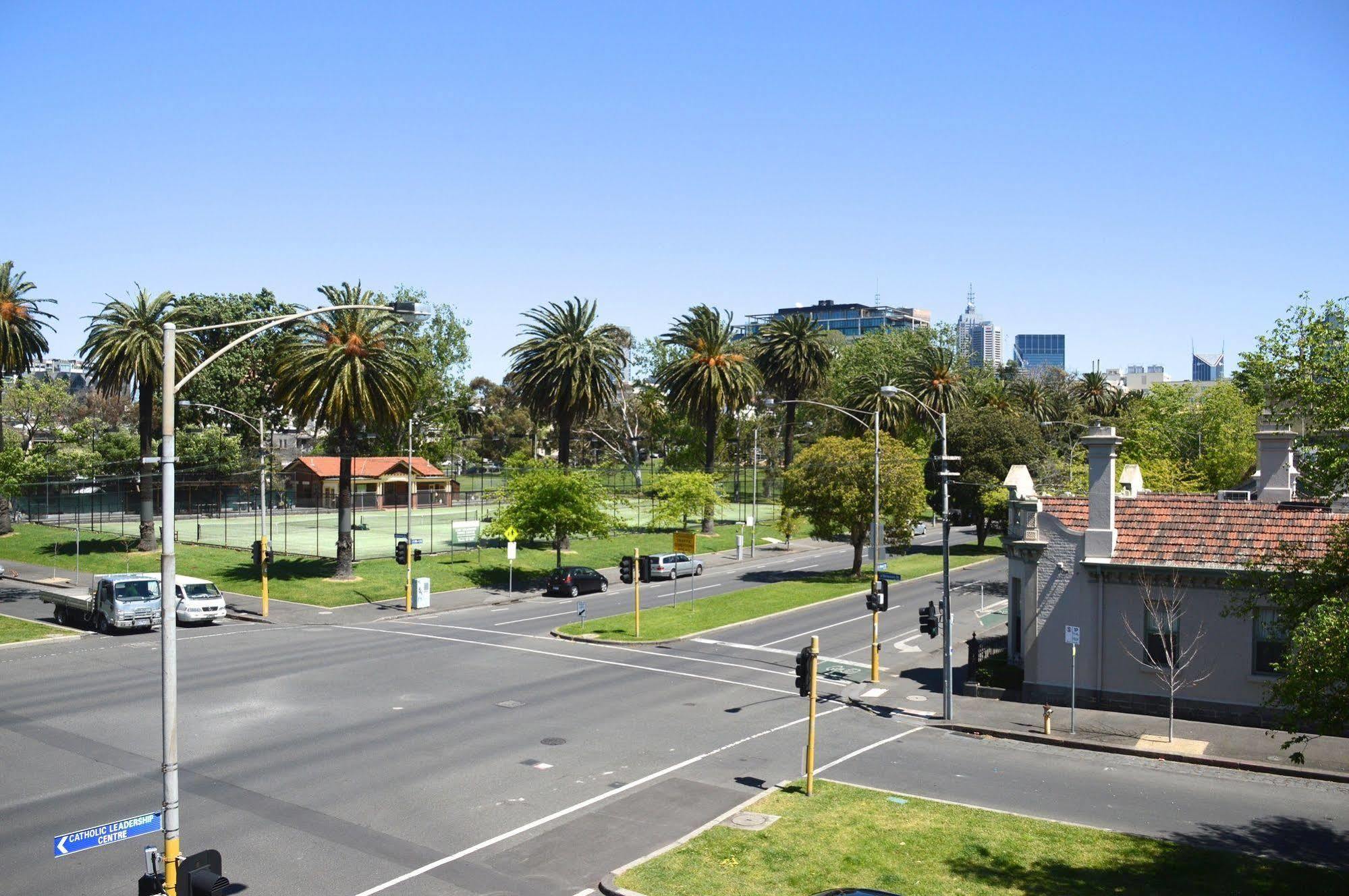 Birches Serviced Apartments Melbourne Exteriör bild